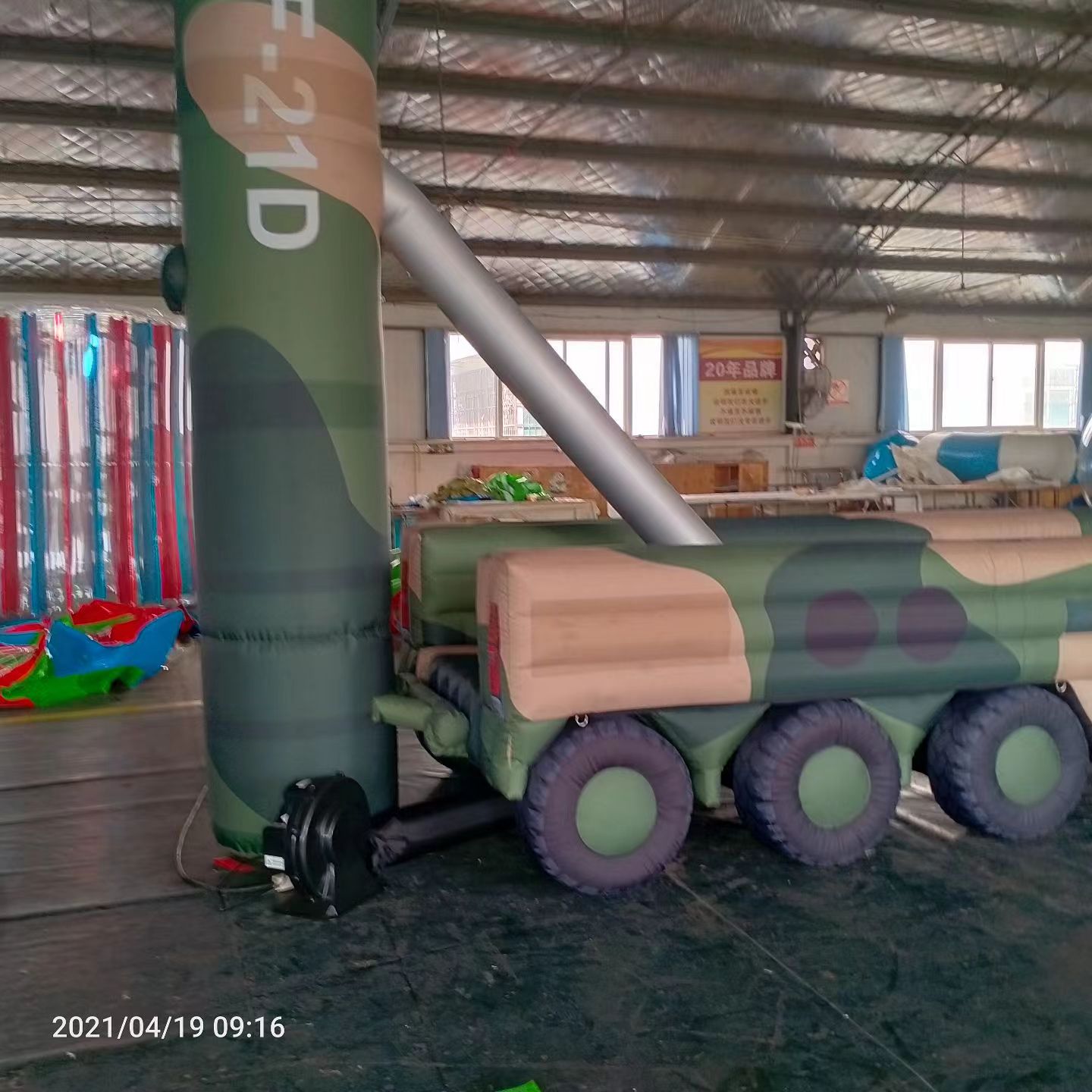 理县军事演习中的充气目标车辆：模拟发射车雷达车坦克飞机